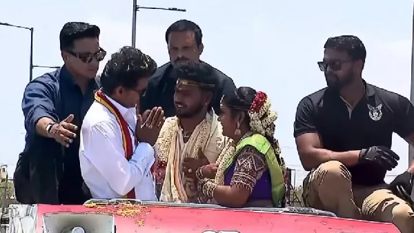 Vijay Greets Newlywed Couple During Thiruvallur Campaign