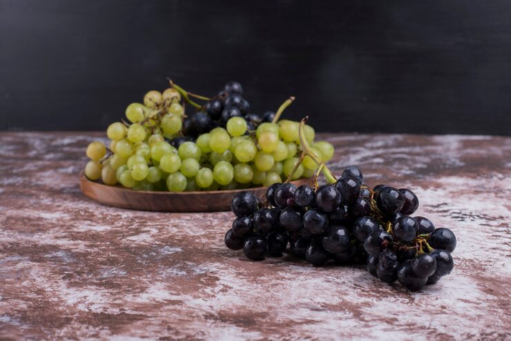 Black vs green grapes health benefits comparison
