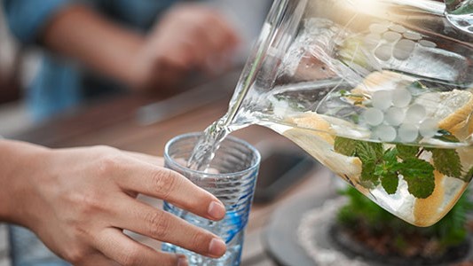 drinking-excessive-water-in-summer-dangerous