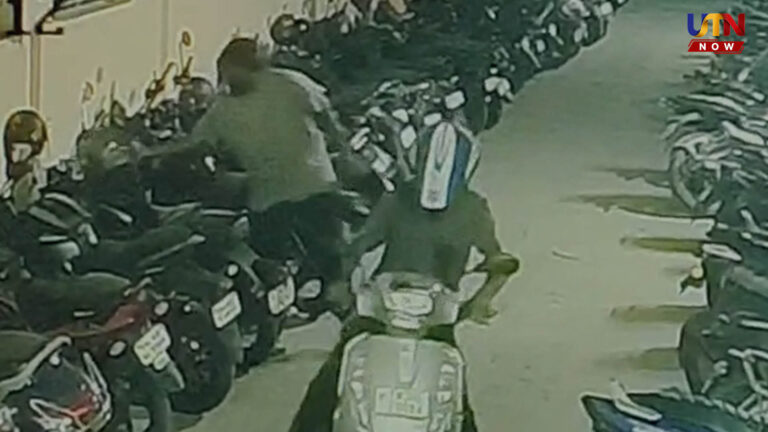 திரையரங்கு பார்க்கிங்கில் தொடரும் திருட்டு..ஹெல்மெட்டுகளை குறிவைக்கும் திருடர்கள்..! coimbatore-gandhipuram-theatre-helmet-theth-cctv-footage